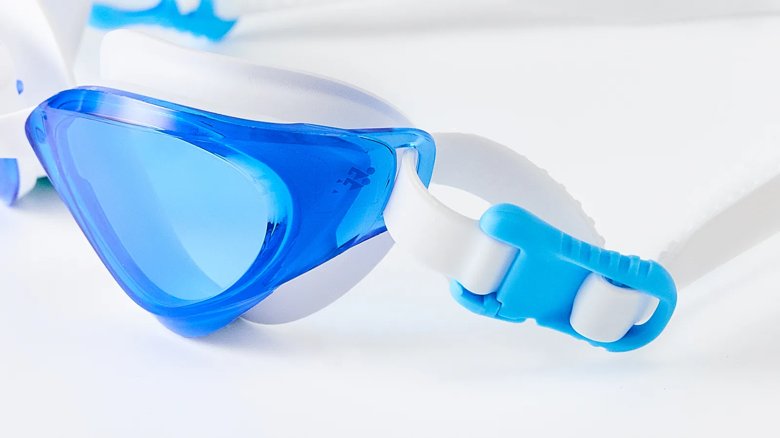 Eyeline Aquarius training swim goggle lens close-up with Wide Vision