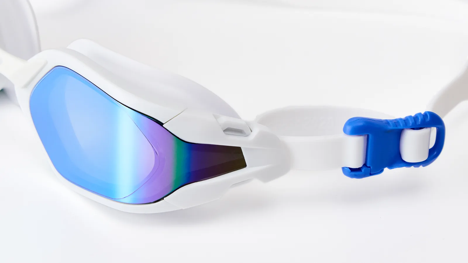 Eyeline Aquity corrective lens swim goggle lens close-up with Wide Vision