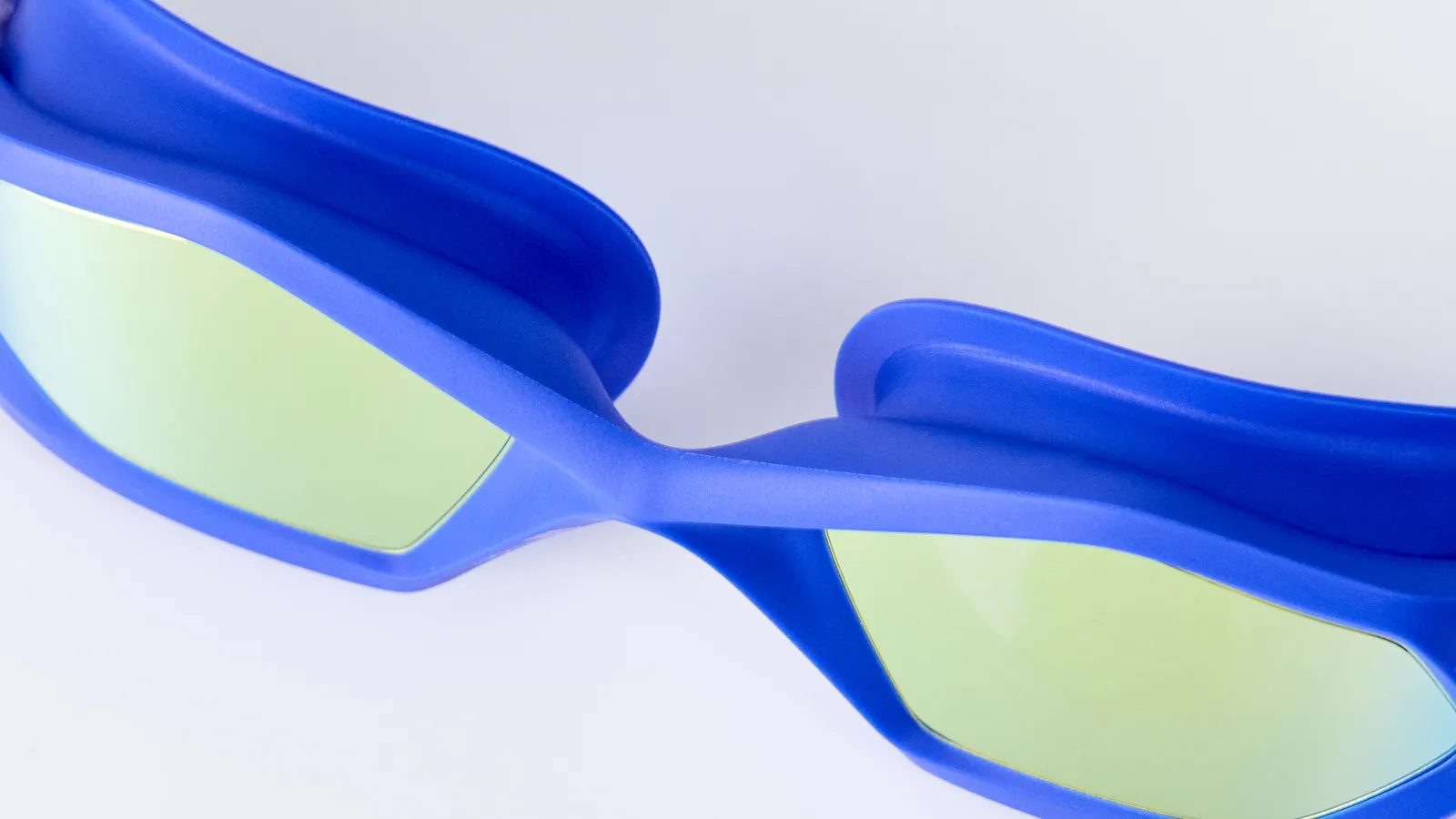Eyeline Captain Junior junior swim goggle nosebridge detail
