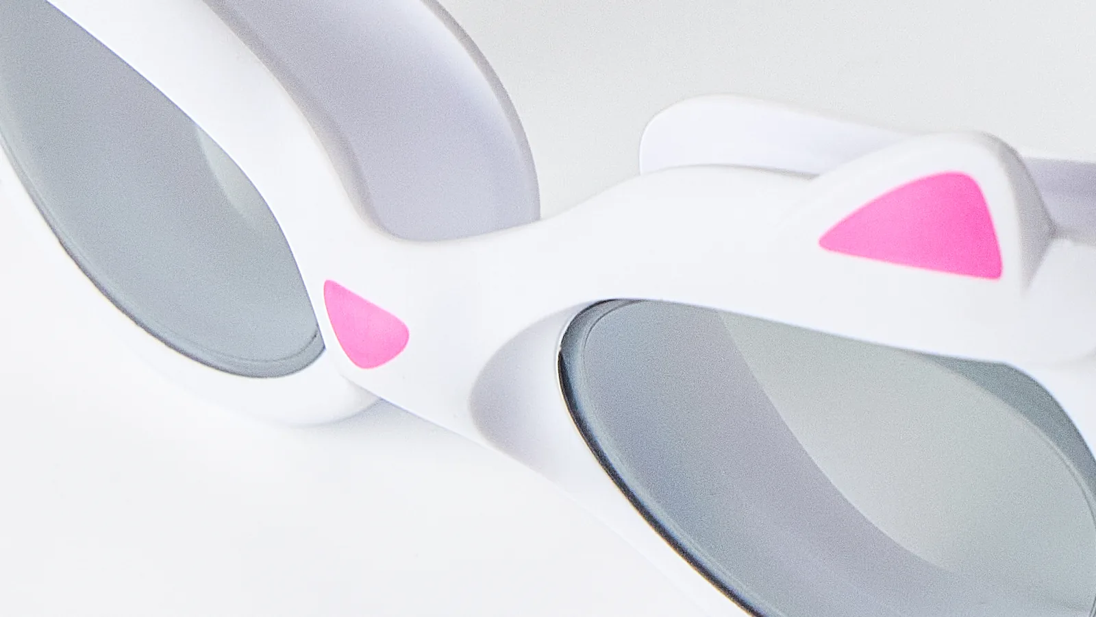 Eyeline Maomi kids swim goggle nosebridge detail