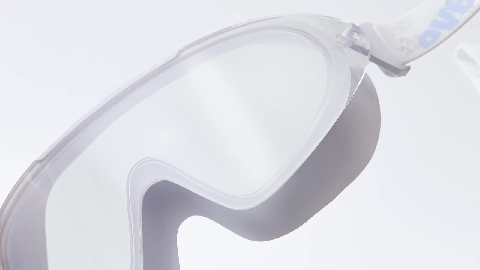 Eyeline Panora swim goggle, sporty wide-angle one-piece lens design, hero 3/4 lens close-up