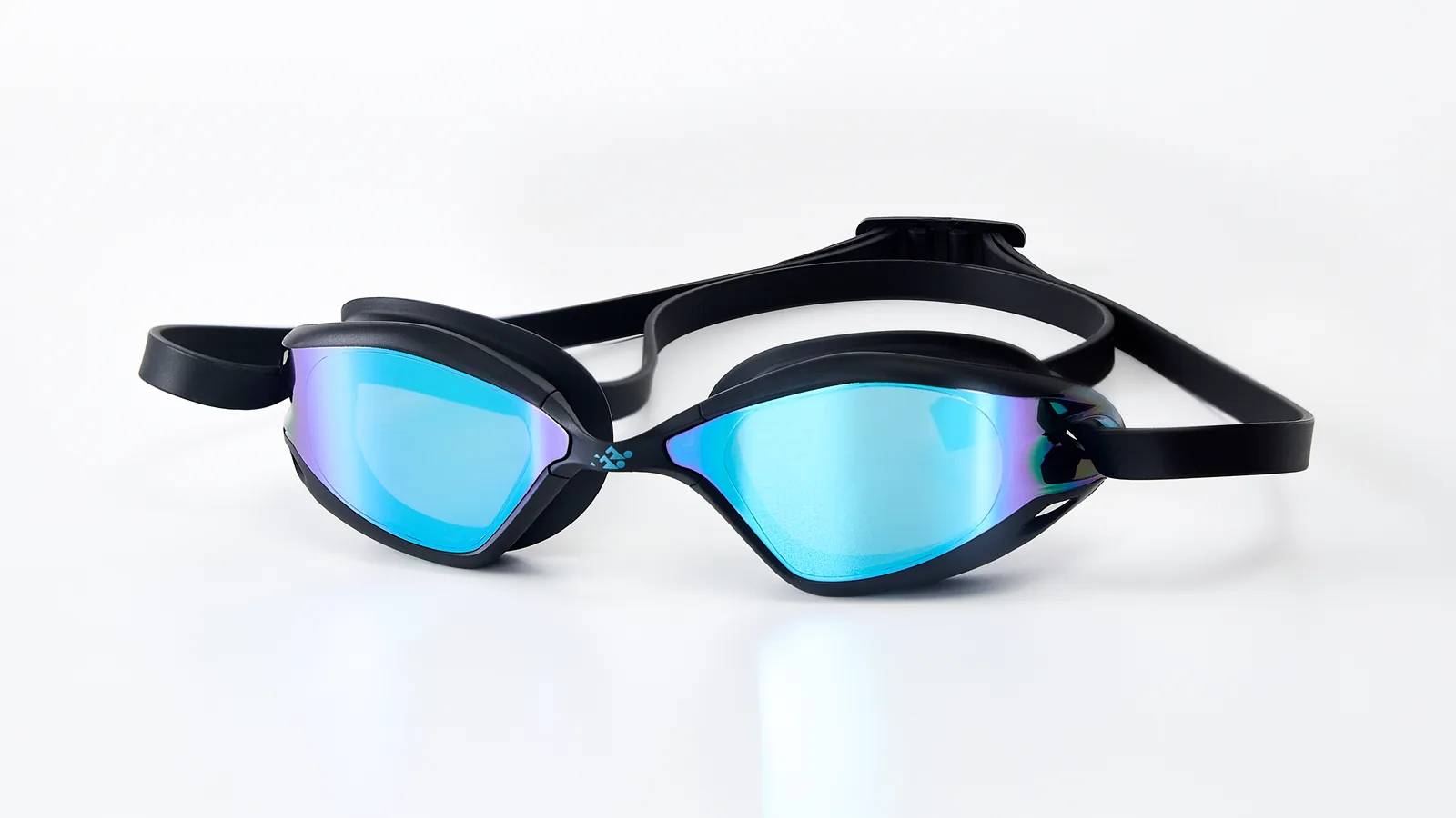 Eyeline Venom hybrid swim goggle, 3/4 angle showing L-Profile 3D Gasket