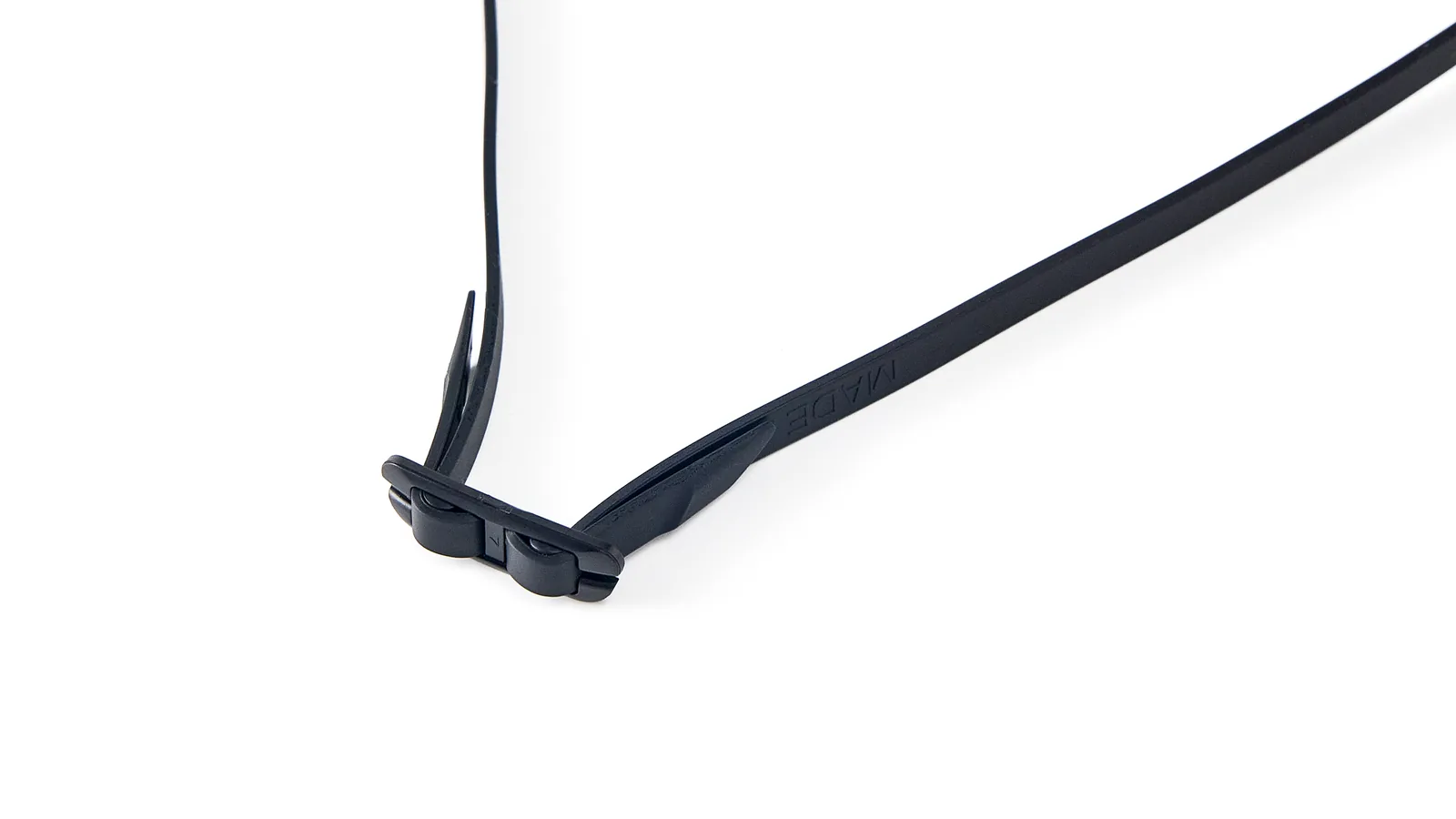 Eyeline Venom hybrid swim goggle, Racing-Style Dual Headbands and buckle adjuster detail