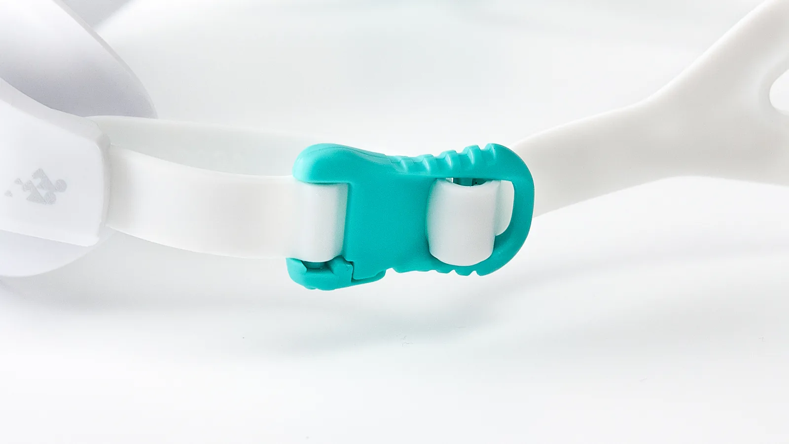 Eyeline Vida fitness swim goggle, Quick-Adjust Headband System and buckle adjuster detail